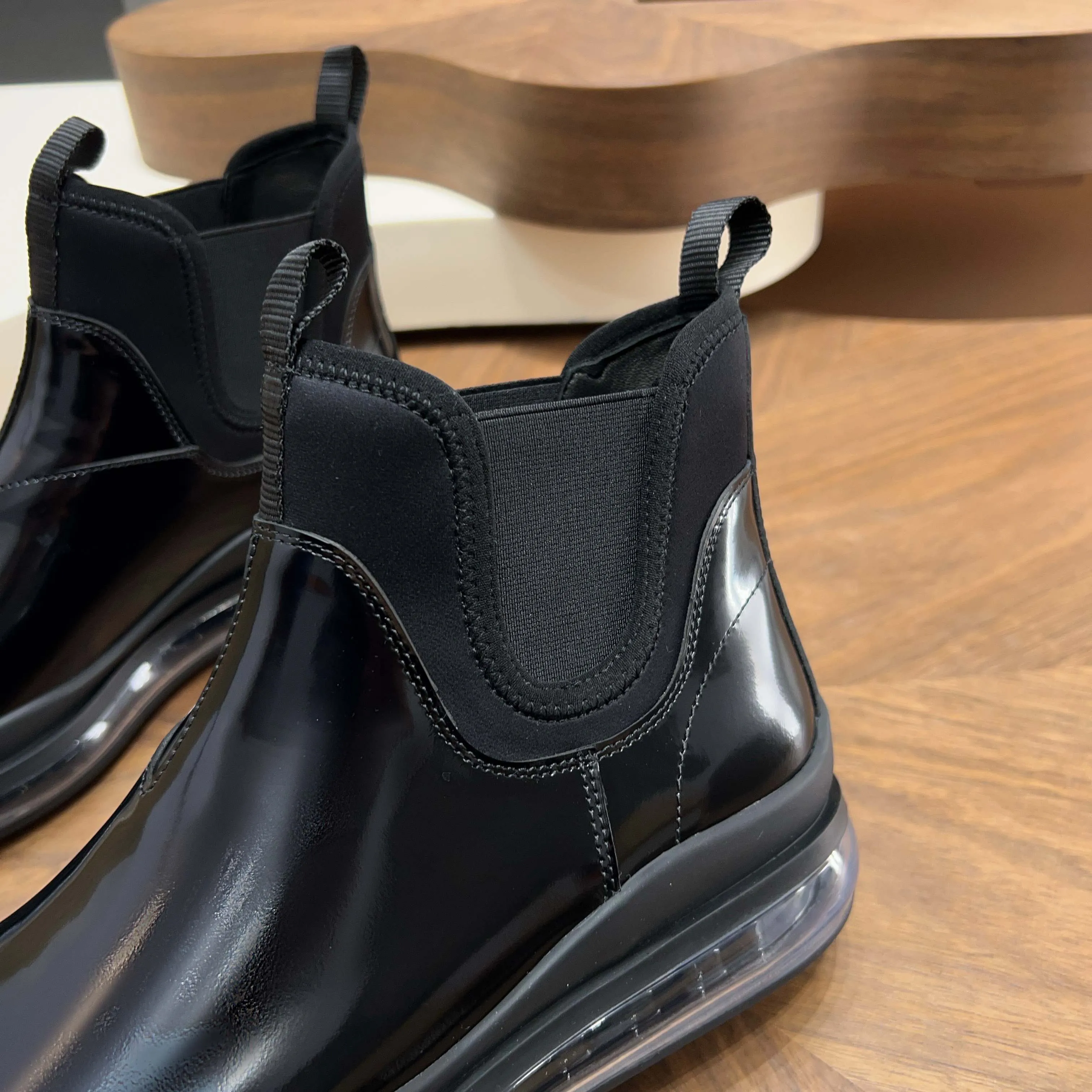 Men's shoes 💰 1000 Prada/Prada Italian show version Pure original men's high-top slip-on air cushion shoes Original super flexible air cushion outsole Silver label PRADA letter logo decoration on the heel Rubber bottom layer High comfort Excellent anti-slip performance Imported waxed cowhide Leather is smooth Leather holes are fine and even Super good texture Slip-on design Geometric carving decoration Novel and unique Full calf leather lining Standard gold-labeled feet. Fine workmanship. Ignore market currency. Support comparison inspection. Size: 38-39-40-41-42-43-44. Standard leather shoe size 45. Order